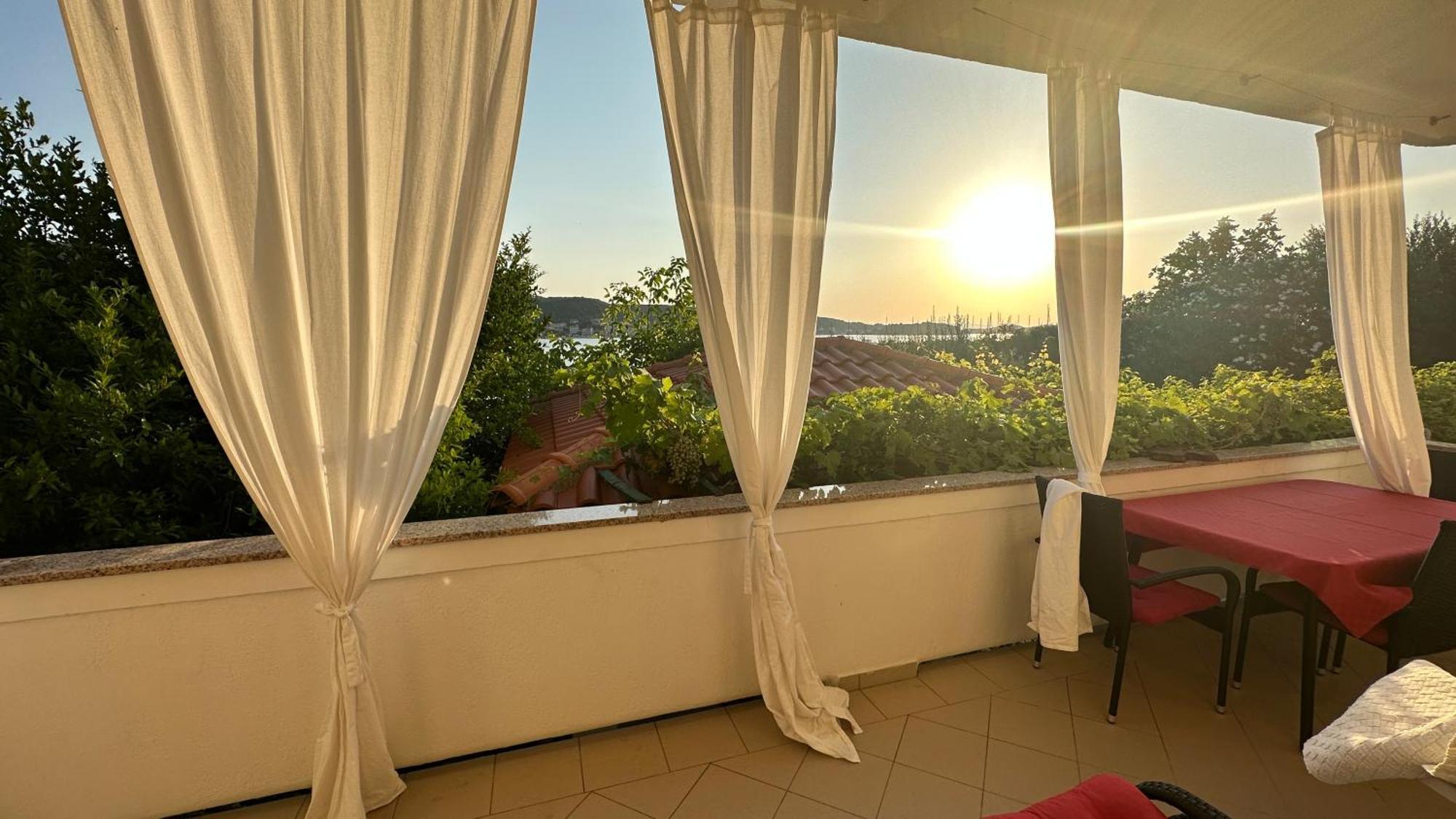 Apartments Anica Supetarska Draga Ngoại thất bức ảnh